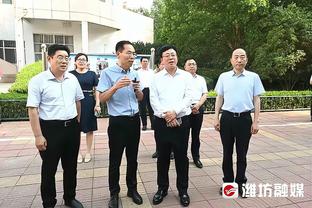 ?伤口太大了！鲍威尔拿掉纱布 眉心是密密麻麻的缝针